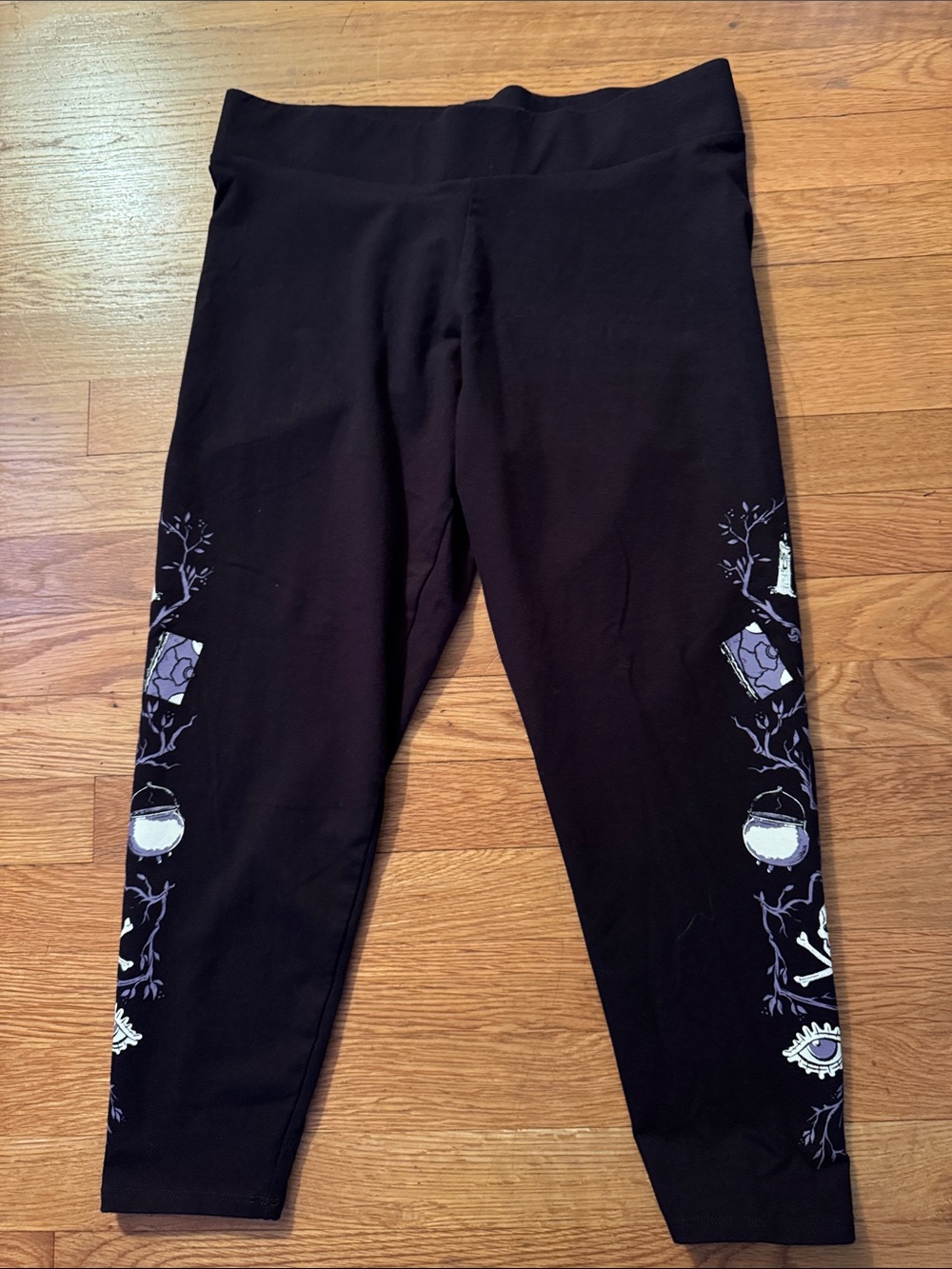 🐷 Torrid Disney Hocus Pocus Black Cropped Leggings